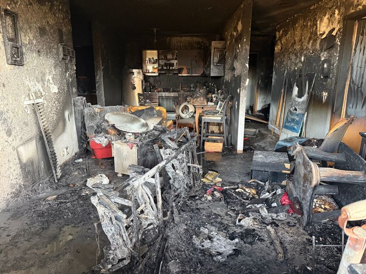 Talið er að eldurinn hafi kviknaði í stofu íbúðarinnar.