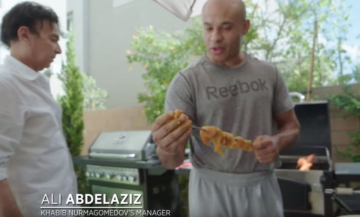 Ali Abdelaziz er lipur á grillinu.