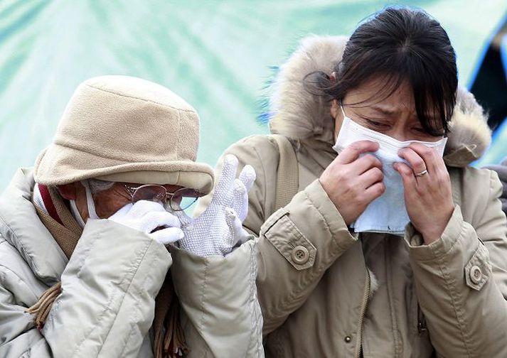 Biðjast afsökunar Yfirmenn kjarnorkuversins í Fukushima hneigðu sig djúpt að japönskum sið þegar þeir heimsóttu fólk sem þurfti að rýma íbúðir sínar vegna geislavirkni.
fréttablaðið/AP