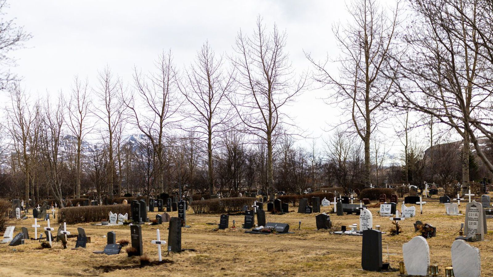 Skúrir og slyddu­él en létt­skýjað á Norður- og Austur­landi