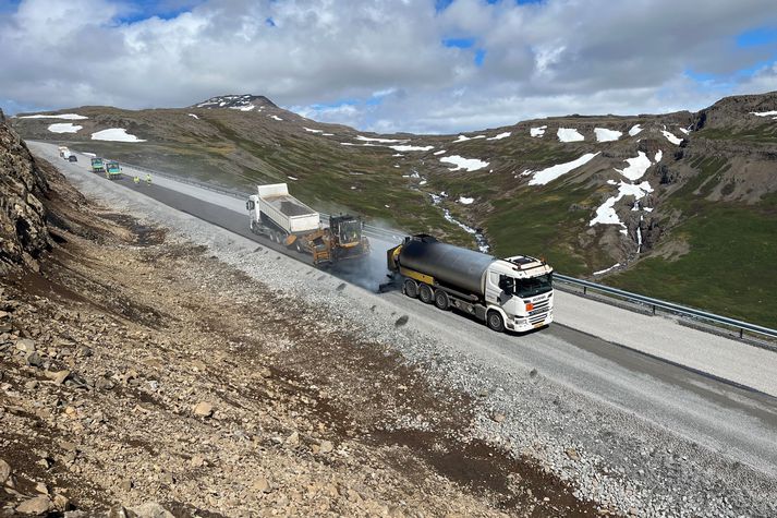 Klæðningarflokkur Borgarverks hóf að klæða Pennusneiðing bundnu slitlagi í morgun.