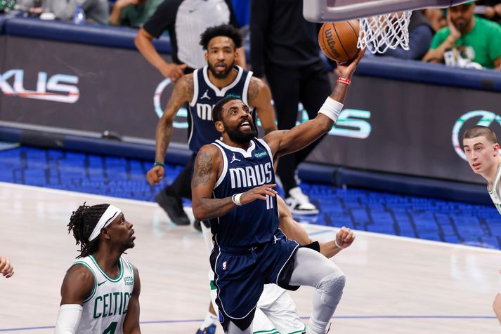 Jrue Holiday varnarlaus gegn Kyrie Irving sem nýtur sín í botn hjá Dallas.