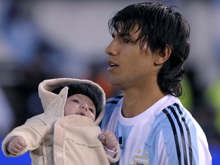 Sergio Aguero er framtíðar landsliðsframherji Argentínu. Hér er hann með son sinn og barnabarn Diego Armando Maradona.