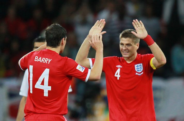 Steven Gerrard fagnar marki í landsleik.