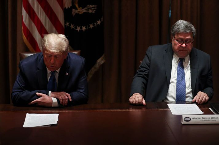 Félagarnir Donald Trump Bandaríkjaforseti og William Barr dómsmálaráðherra. 