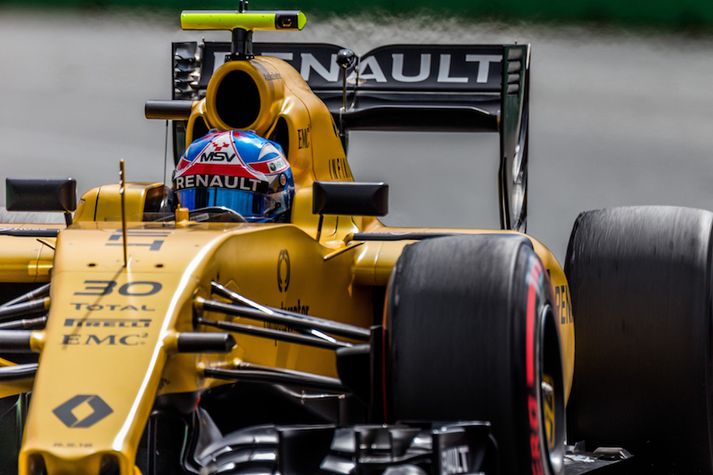 Jolyon Palmer á Renault var einn fárra sem náði að forða sér frá því að falla strax úr leik í tímatökunni eftir að hafa verið hægastur á tímabili.