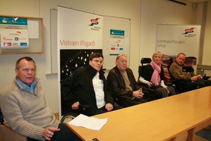 Fjórmenningarnir sem taka þátt í tilrauninni ásamt Grétari Guðmundssyni taugalækni á blaðamannafundi fyrr í dag.  Frá vinstri: Grétar Guðmundsson, Arnmundur Jónasson, Kristinn Guðmundsson, Edda Heiðrún Backman og Guðjón Sigurðsson.