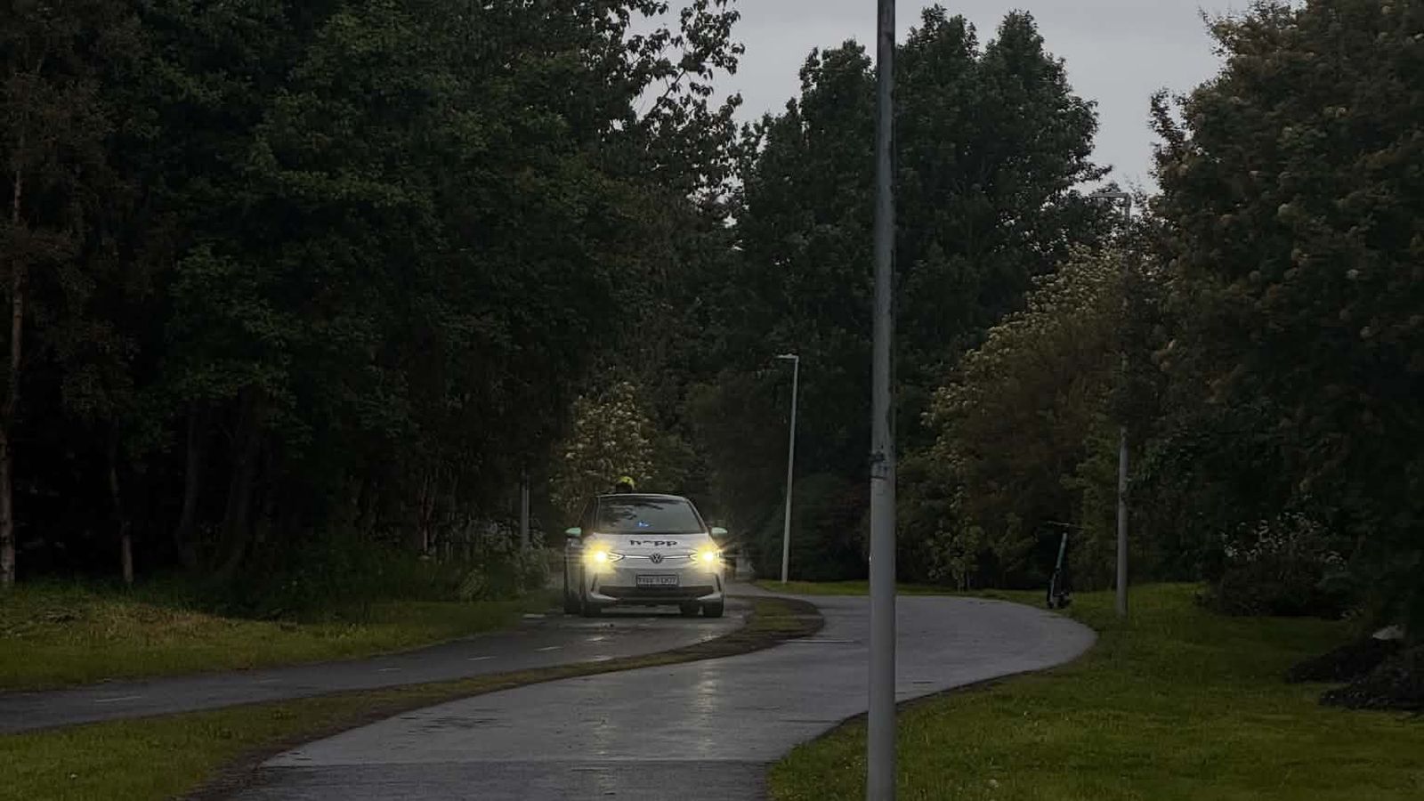 Flúði á Hopp-deilibíl eftir inn­brot og ók yfir göngu­brú