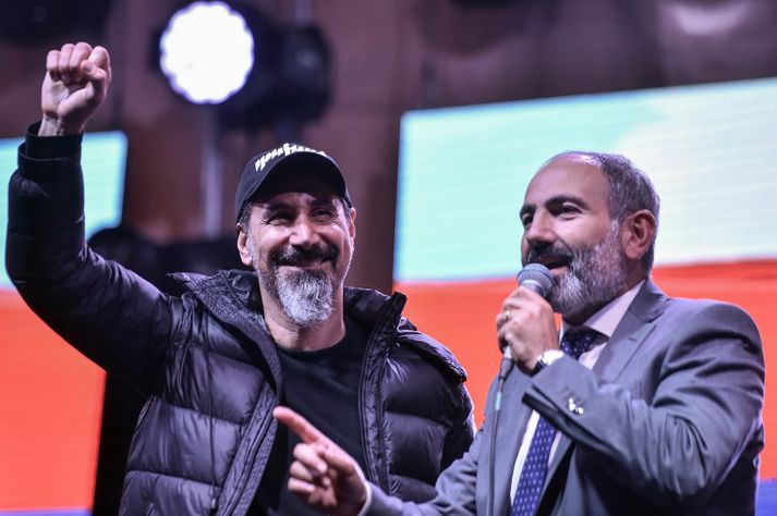 Serj Tankian, söngvari bandarísk-armensku þungarokkssveitarinnar System of a Down, fylgdi Pasjinjan (t.h.) á svið í Jerevan í gær. Lög sveitarinnar hafa verið áberandi í mótmælunum.