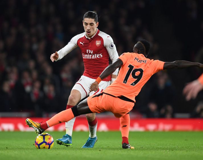 Hector Bellerin í baráttunni við Sadio Mané.