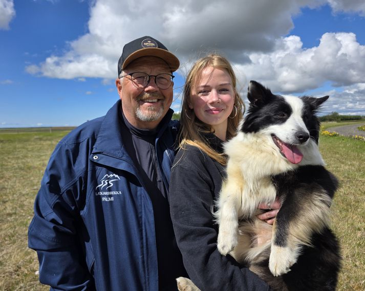 Pálmi og Ída Mekkín með Pöndu, sem er sirkus hundur og mun hafa meira en nóg að gera í sumar við að skemmta ferðamönnum af skemmtiferðaskipum, sem koma á Höfn í sumar í tengslum við hestasýningar fjölskyldunnar.