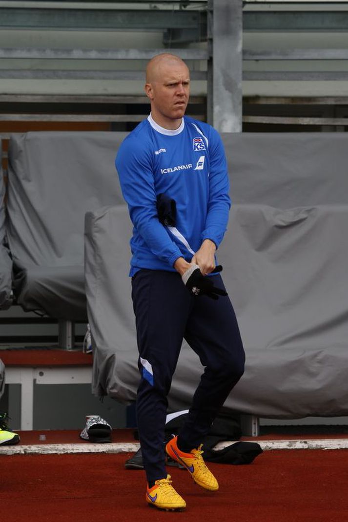 Emil Hallfreðsson klæðir sig fyrir æfingu.