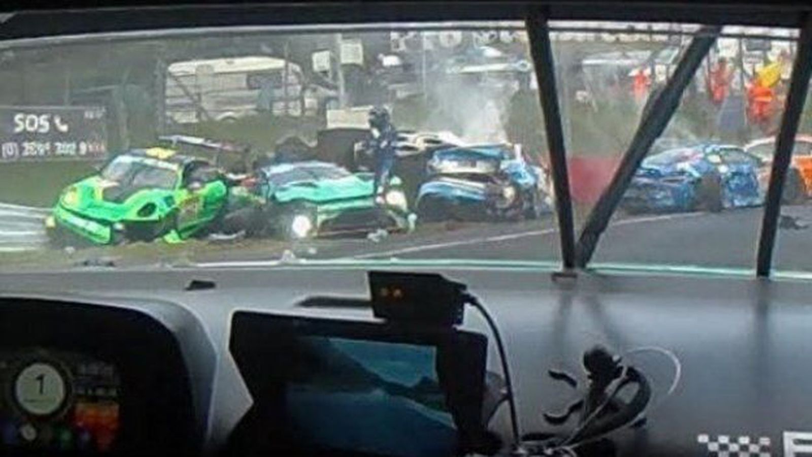 Lést í fjöldaárekstri á Nürburgring-brautinni