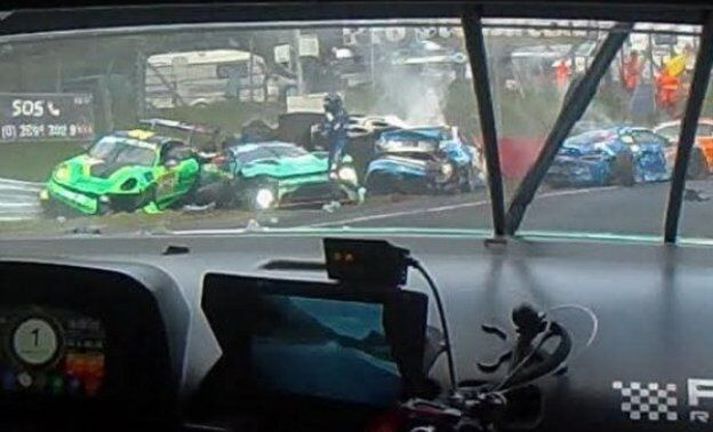 Sjö bílar lentu í átrekstrinum og fjöldi ökumanna slasaðist.