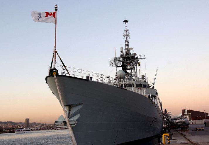 Freigátan HMCS Fredericton í höfn í Barcelona. Hún er sömu tegundar og HMCS Halifax þar sem kynferðisbrotið er sagt hafa átt sér stað.
