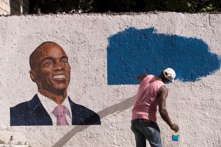 Veggmynd af Jovenel Moise í Port-au-Prince á Haítí. Vopnaðir menn réðu hann af dögum í sumar.