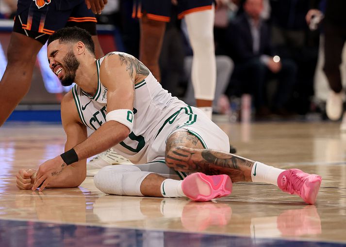 Jayson Tatum lá sárþjáður eftir að hafa meiðst í ökkla í fjórða leikhluta.
