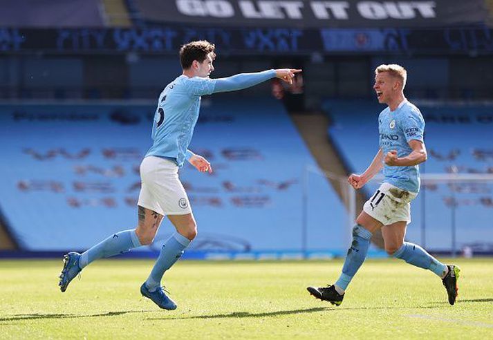 Stones og Zinchenko fagna sigurmarki þess fyrrnefnda.