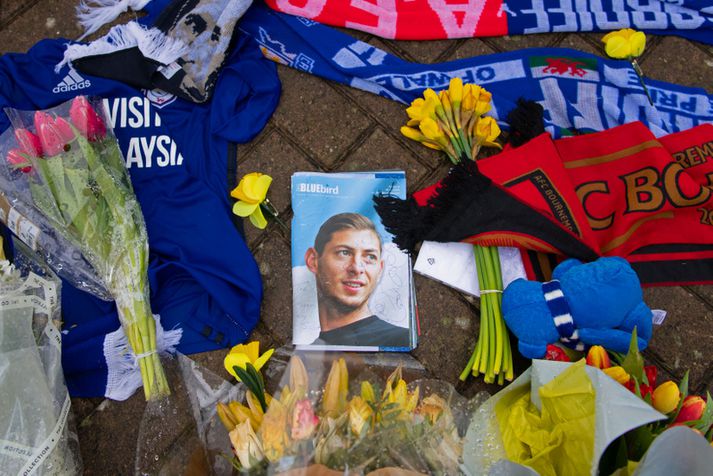 Emiliano Sala lést í flugslysi á Ermarsundi fyrir tveimur mánuðum.