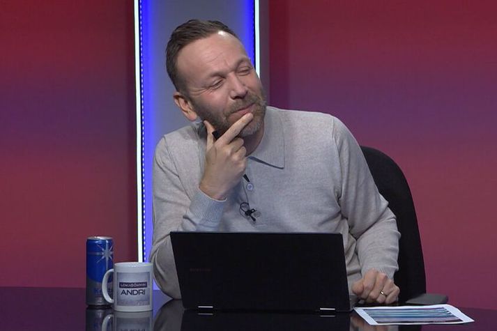 Andri Ólafsson hafði gaman af samantektinni eins og sérfræðingar hans í settinu.