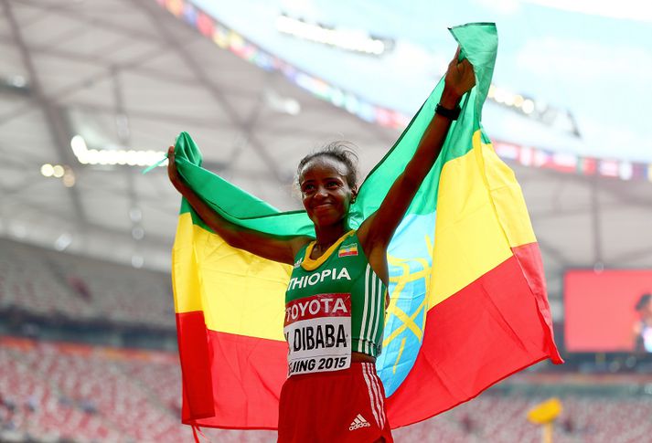 Dibaba fagnar titlinum.