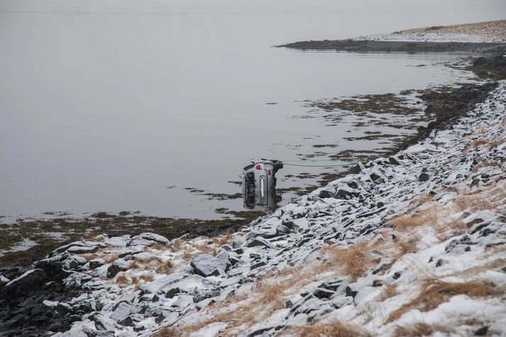 Slysið varð í morgun í Skötufirði. Vegfarendum tókst að bjarga konu og barni úr bílnum.