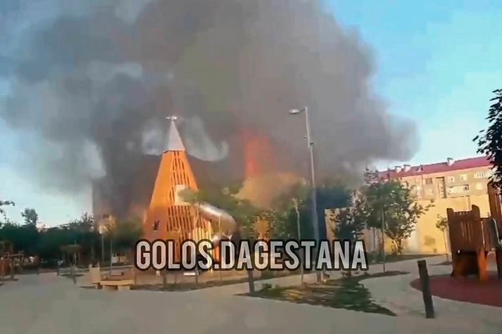 Reykjarmökkur stígur upp í Makhachkala. Kveikt var í sýnagógum og kirkjum.