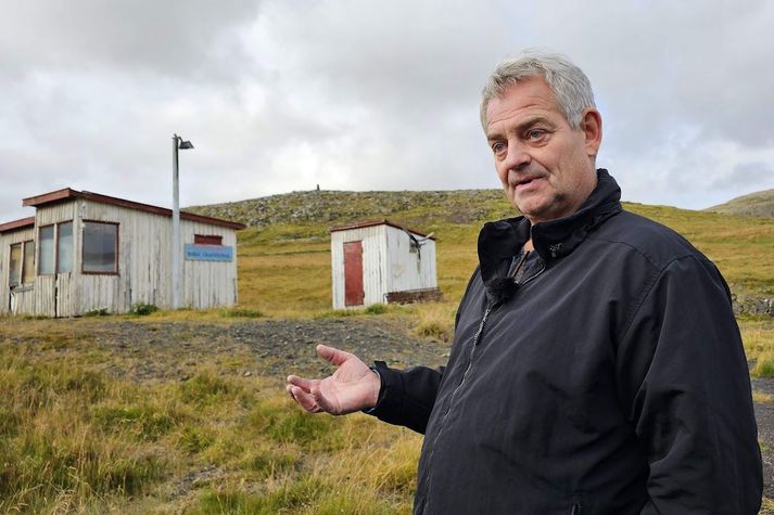 Kristinn Þór Egilsson, bóndi á Hnjóti í Örlygshöfn og umsjónarmaður Flugsafns Egils Ólafssonar. Fyrir aftan má sjá sýnishorn af flugstöðvum sem þjónuðu innanlandsfluginu.