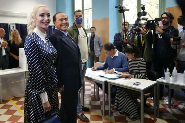 Berlusconi með kærustu sinni, Mörtu Fascina, á kjörstað í Mílanó á sunnudag. Fascina náði einnig kjöri til þings.