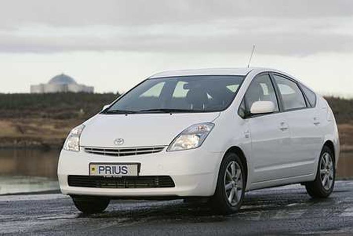 Bifreiðaumboðin hafa lagt áherslu á að flytja inn umhverfisvænni bíla, þar á meðal Toyota Prius tvinnbíl.