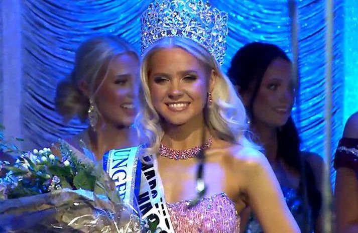 Helena var krýnd Ungfrú Ísland í Gamla bíó í kvöld. 