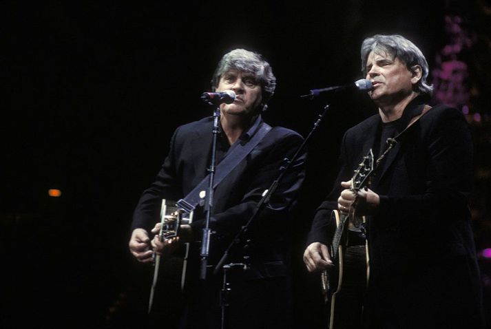 Phil Everly (til vinstri) og Don Everly (til hægri) á tónleikum í Madison Square Garden árið 2003.