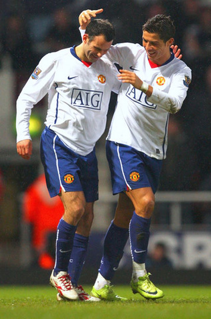 Giggs fagnar marki með Manchester United.