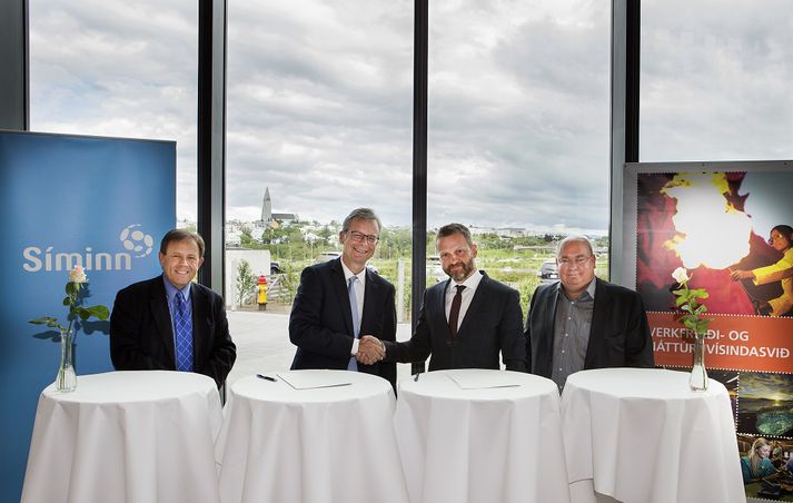 Frá undirritun samningsins í dag.