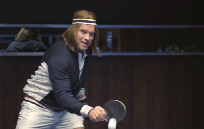 Schwarzenegger tekur sig vel út í borðtennis.