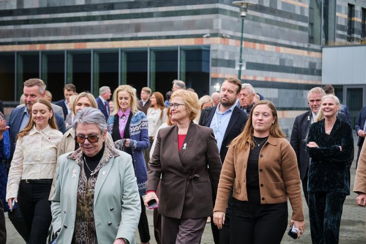 Þórunn Sveinbjarnardóttir forseti Alþingis fylgdi sínu fólki út að skipan þingvarða.