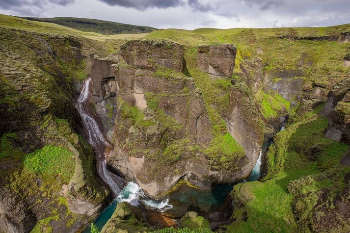 Um þrjú hundruð þúsund ferðamenn heimsækja Fjaðrárgljúfur árlega samkvæmt upplýsingum Arctic Adventures.