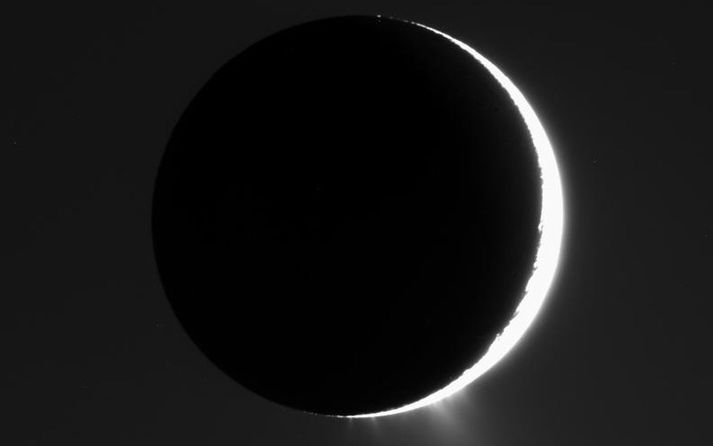 Ísstrókar sjást rísa upp frá yfirborði Enkeladusar á þessari mynd Cassini frá því í september árið 2007.