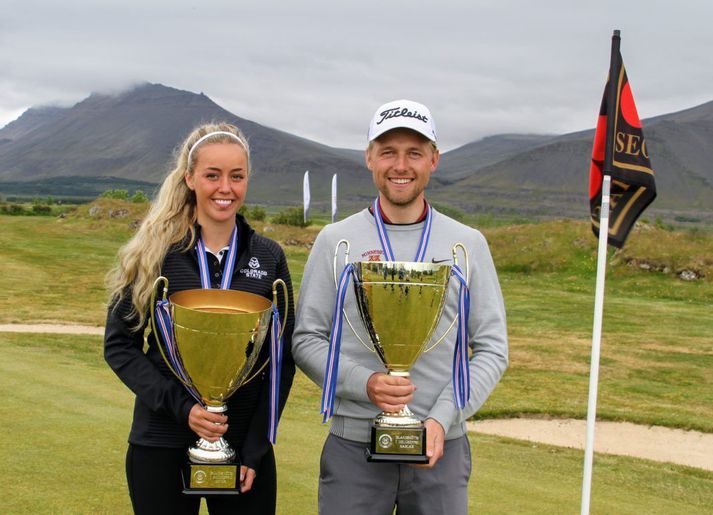 Saga Traustadóttir og Rúnar Arnórsson hafa titil að verja og unnu sína leiki í dag.