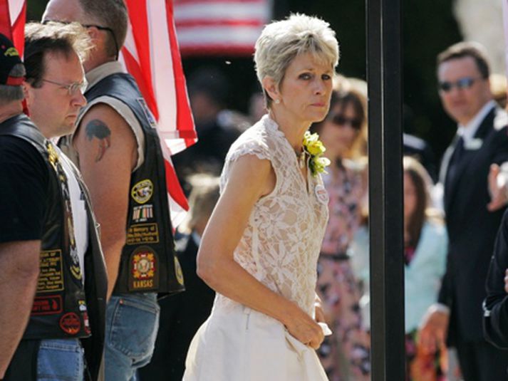 Eiginkona Tillers við athöfnina í dag.