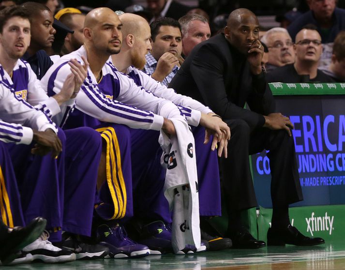 Kobe horfir á lélegt lið Lakers af bekknum
