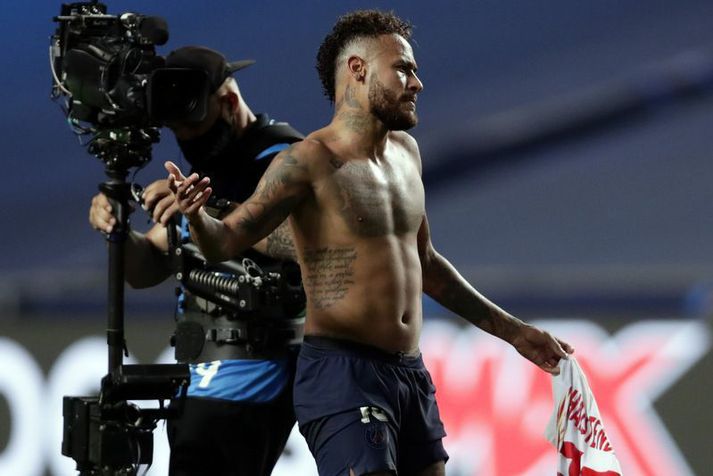 Neymar sést hér ber að ofan og með Leipzig-treyjuna sem hann fékk í skiptunum.