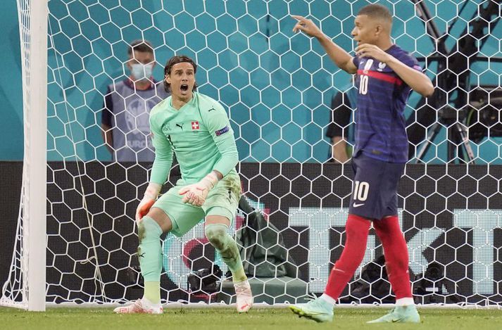 Yann Sommer fagnar eftir að hafa varið víti Kylian Mbappé og tryggt Sviss sæti í 8-liða úrslitum.