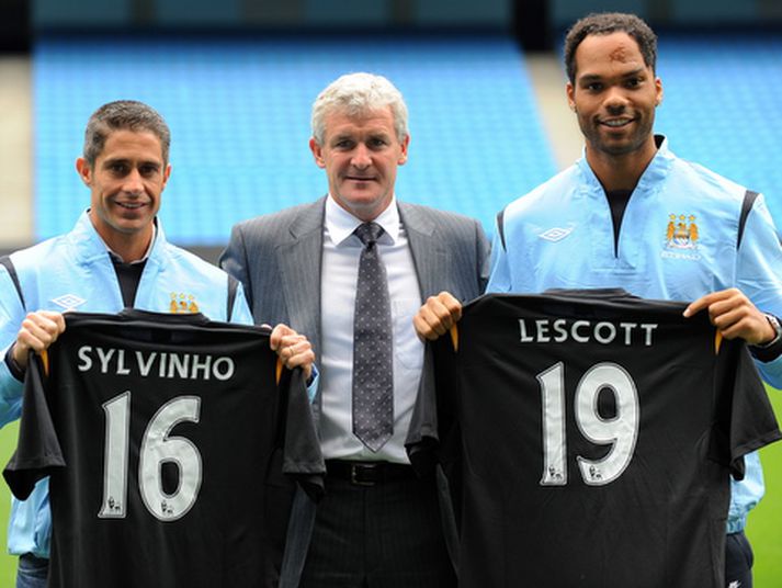 Mark Hughes, stjóri Manchester City, með tvo nýjustu liðsmenn félagsins.