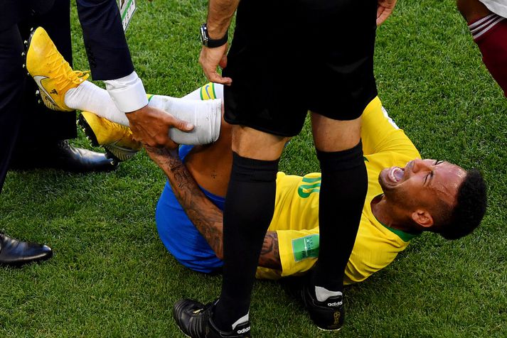 Algeng sjón á HM. Leikurinn stopp og Neymar engist um af sársauka.