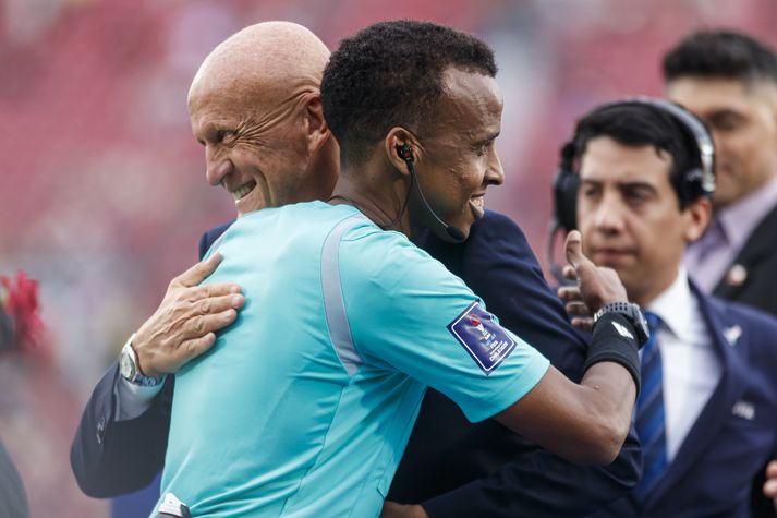Omar Artan faðmar Pierluigi Collina sem fer fyrir dómaramálunum hjá FIFA.