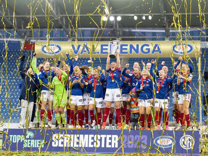 Ingibjörg lyftir bikarnum fyrir Vålerenga í gær.