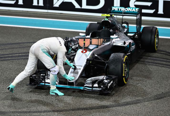 Nico Rosberg fagnaði gríðarlega eftir keppnina. Hann þakkaði bílnum fyrir.