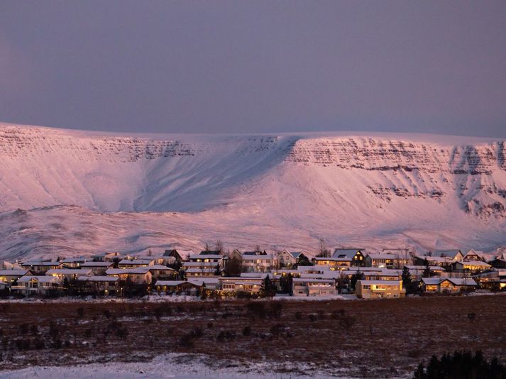 Esjan skartar sínu fegursta í veðurblíðunni.