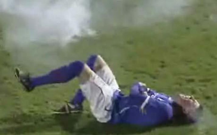 Conor Hagan liggur hér eftir skotið. Hann slasaðist þó ekki en var nokkuð brugðið.